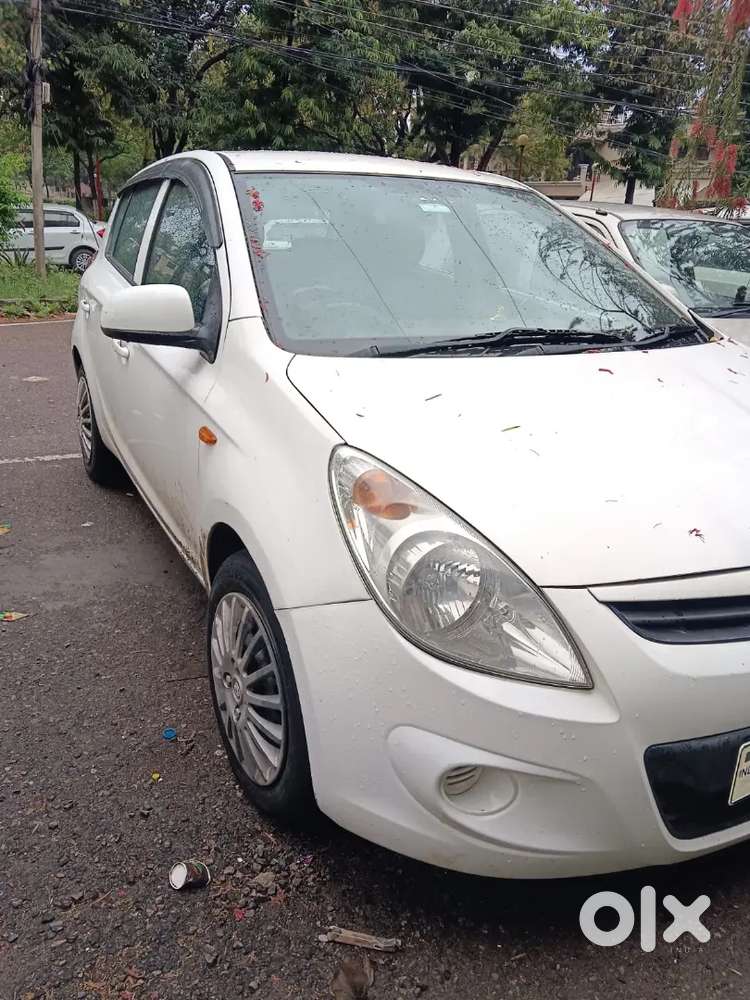 White Hyundai I20