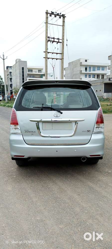 Toyota Innova 2004-2011 2.5 V Diesel 7-seater, 2011