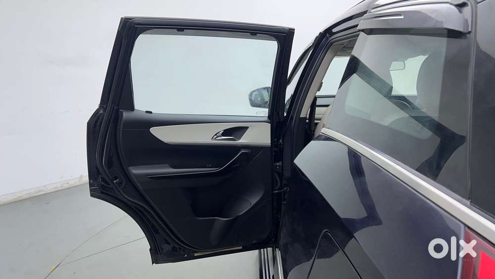 Mahindra Xuv700 2.0 Ax 7 Petrol At Str, 2023, Petrol