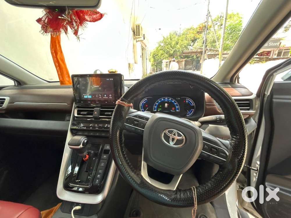 Toyota Innova Hycross 2025
