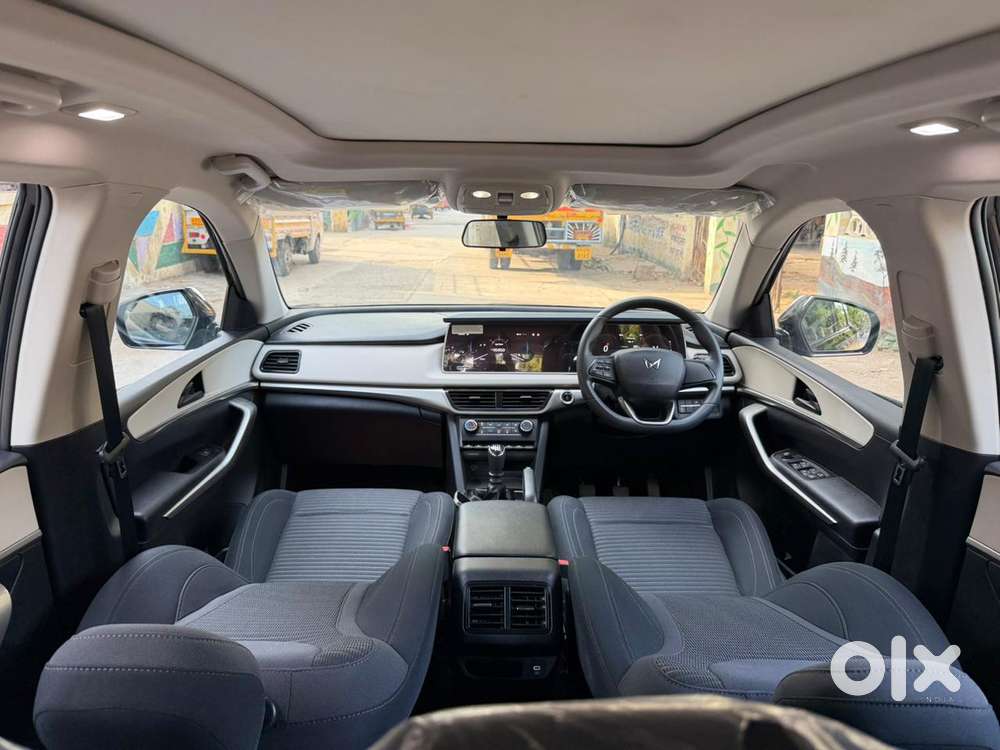 Mahindra Xuv700 2.0 Ax 5 Petrol Mt 7 Str, 2024, Petrol