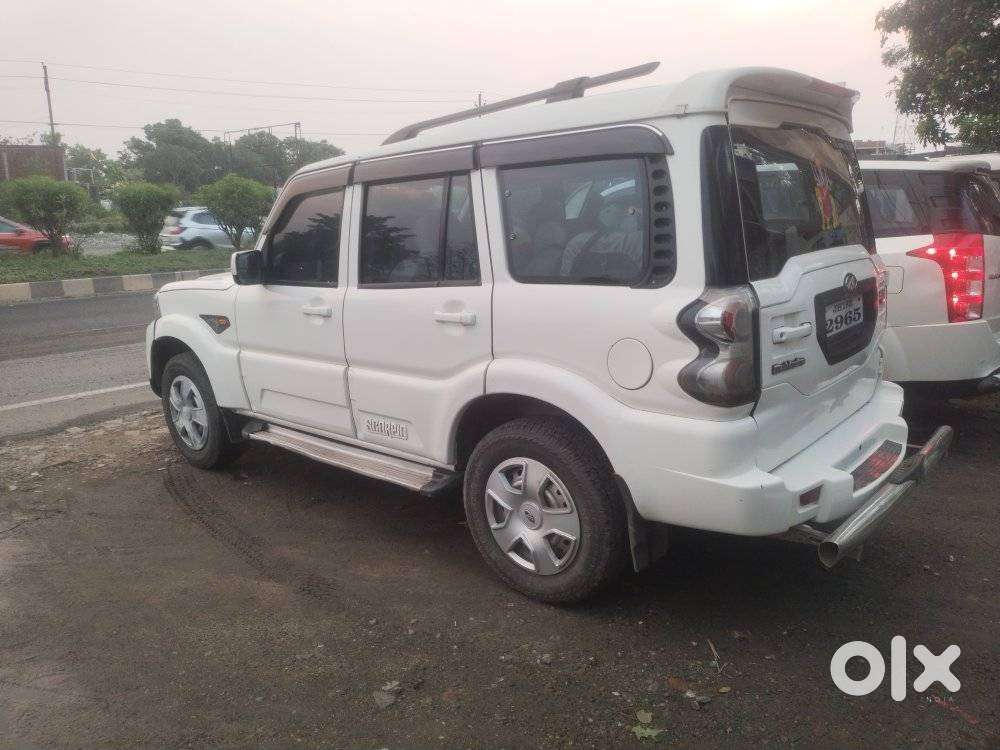 Mahindra Scorpio S4, 2016