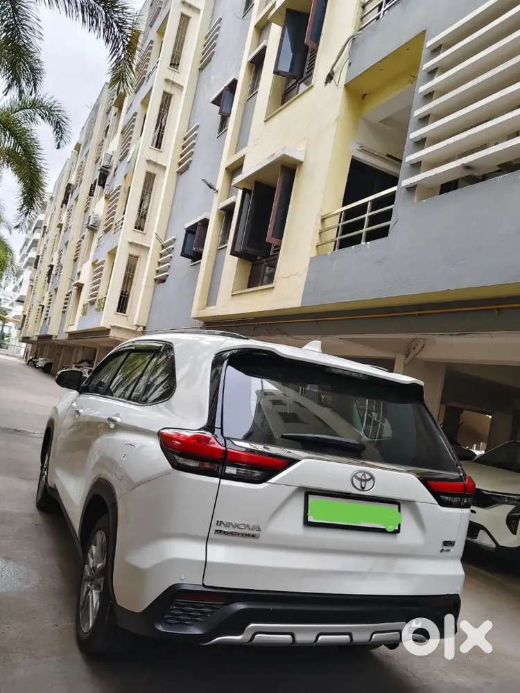 Toyota Innova Hycross 2.0 2025