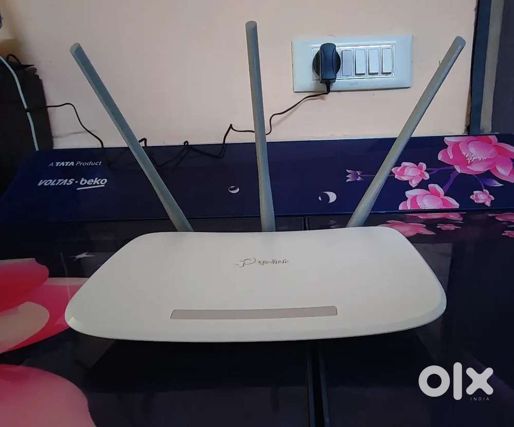 TP link router 2.4 GHz 3 antenna mint condition