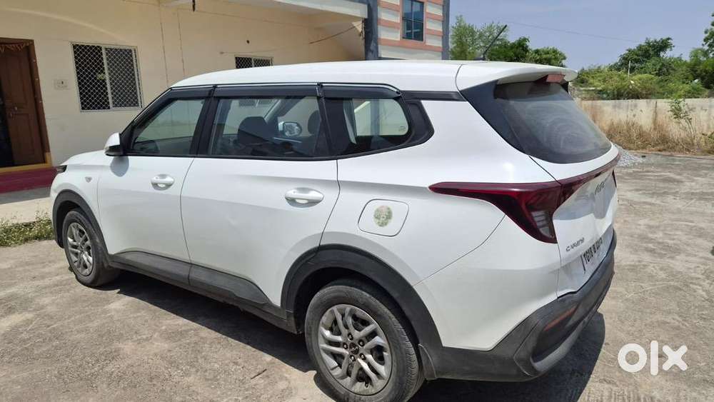 Kia Carens 2024 Petrol Well Maintained