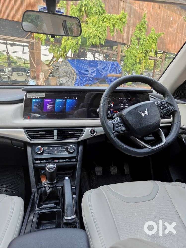 Mahindra Xuv700 2.0 Ax 5 Petrol Mt 7 Str, 2025, Petrol