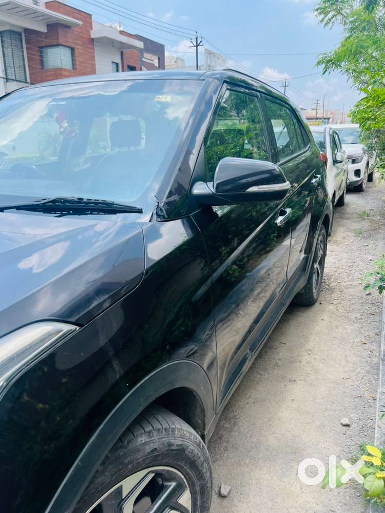Hyundai Creta Black Top Model + Sunroof