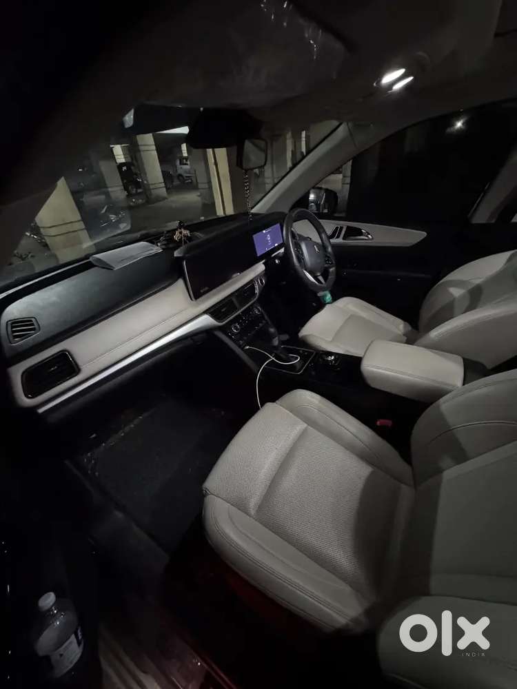 Mahindra Xuv700 Ax7l 2025 Black Colour