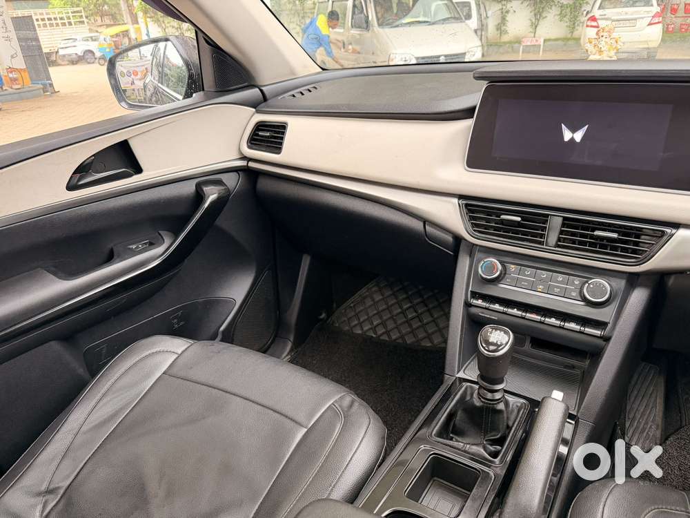 Mahindra Xuv700 2.0 Ax 5 Petrol Mt 7 Str, 2021, Petrol