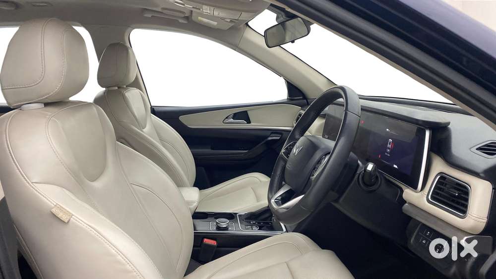 Mahindra Xuv700 2.2 Ax 7 Diesel At Luxury Pack Str Awd, 2022, Diesel