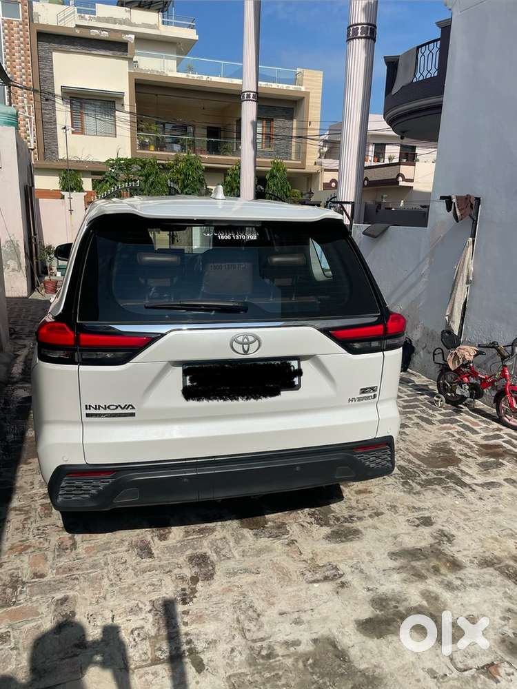 Toyota Innova Hycross 2024 30786 Km Driven