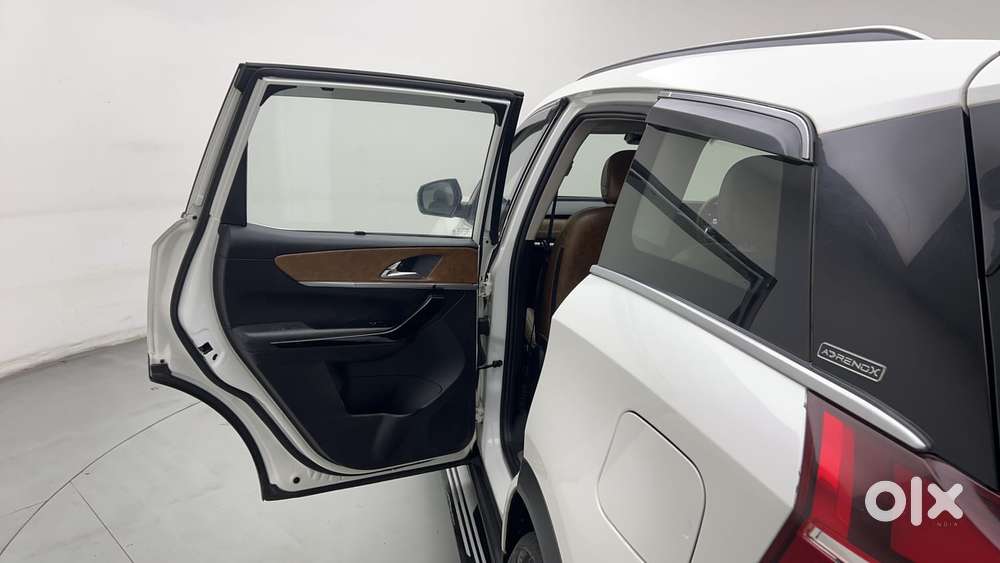 Mahindra Xuv700 2.0 Ax 7 Petrol At Luxury Pack Str, 2021, Petrol