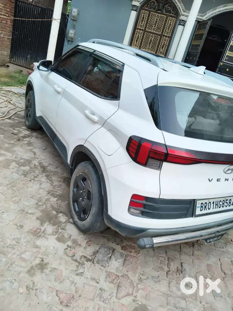 Hyundai Venue 2023 Petrol 28000 Km Driven