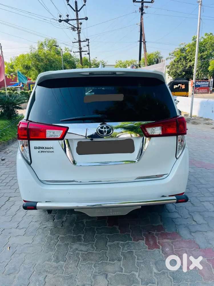 Innova Crysta Gx Plus 8 Seater Platinum White