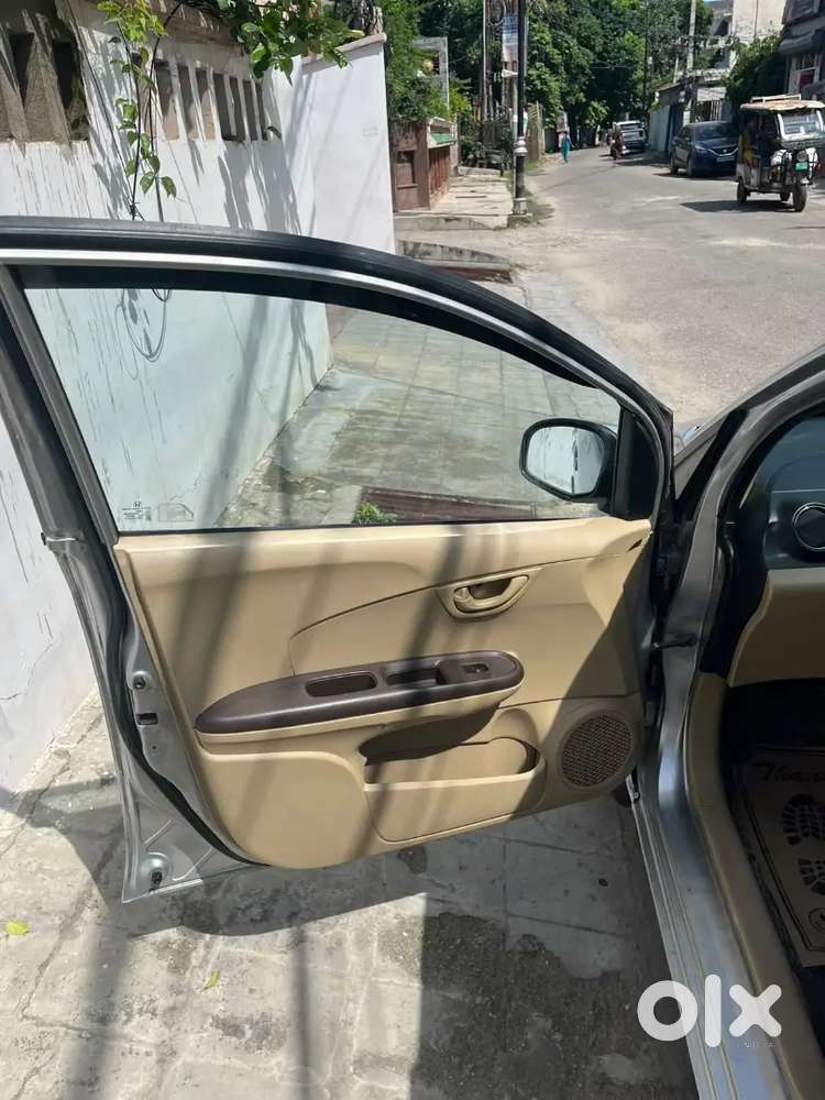 Honda Amaze Diesel 2014 Brand New Condition Hai Urgent Sell