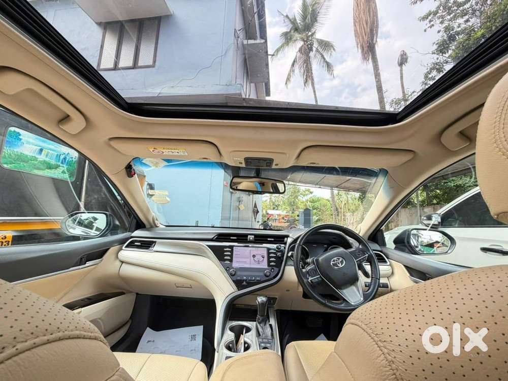 Tayota Camry Hybrid Sunroof