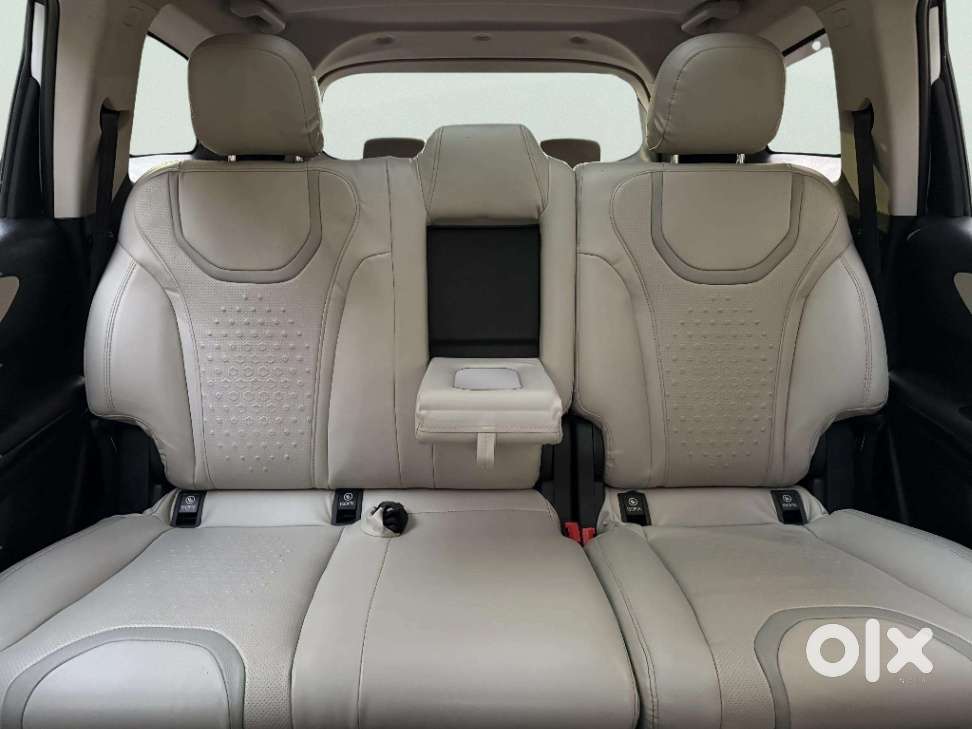 Mahindra Xuv700 Ax 5 Petrol Mt 7 Str (e), 2022, Petrol