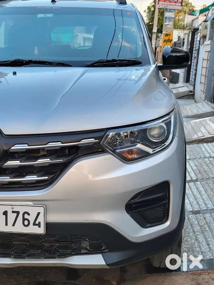 Renault 7-seater Car Showroom Condition