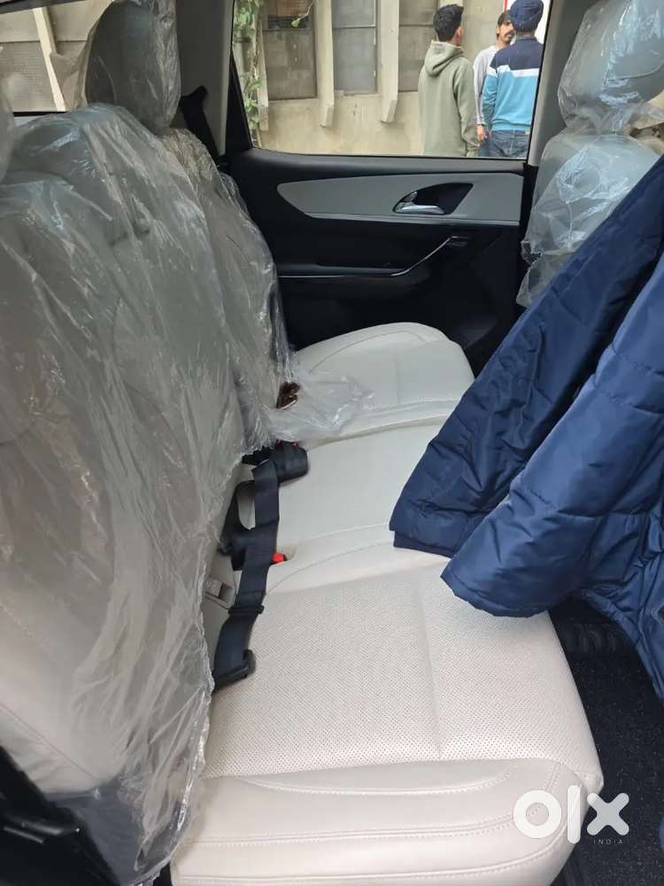 Mahindra Xuv 700 Diesel Automatic 15000 Km Showroom Condition