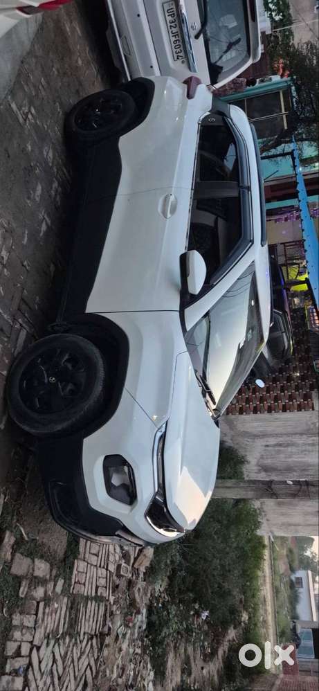 Gadi Top Model जैसी जैसी है Alloy Wheels छोडकर बाकी सब हैं