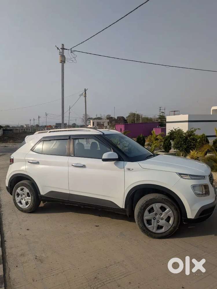 Brand New Venue Top Condition Petrol Variant