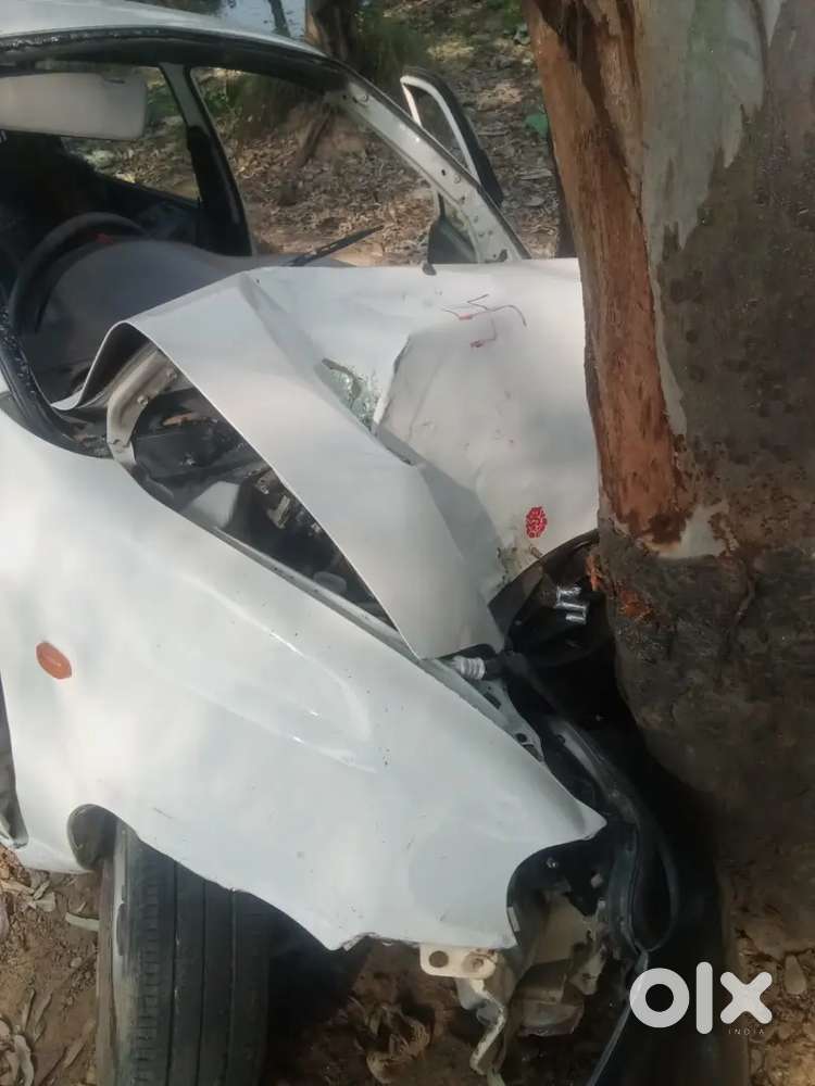 हमारे यहां पर एक्सीडेंट पासिंग खत्म वाहन कण्डम गड़िया कबाड़ में ले ते है