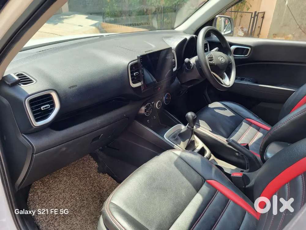 Only 43,000 Kms Hyundai Venue Petrol 2021