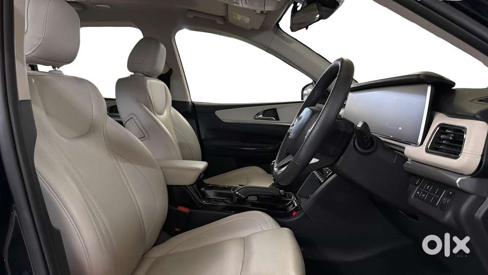 Mahindra Xuv700 2.0 Ax 7 Petrol Mt Str, 2025, Petrol