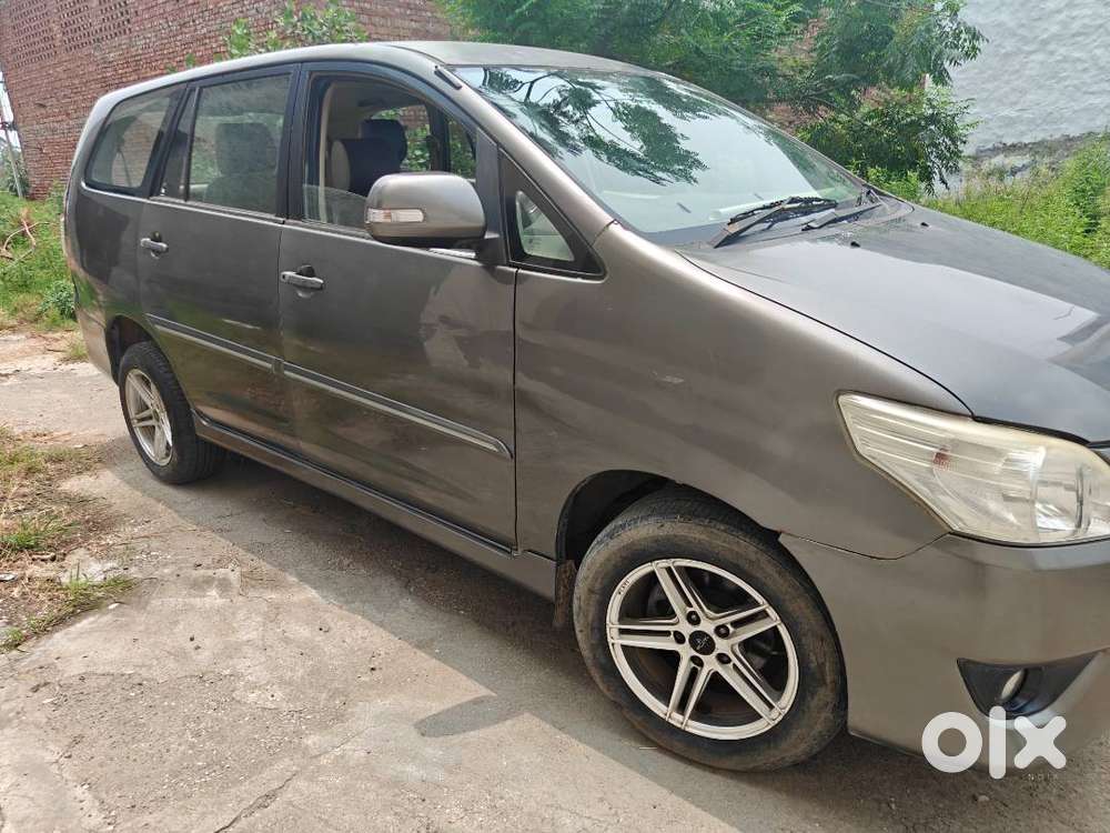 Toyota Innova Grey 2012
