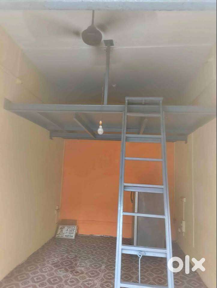 Unfurnished commercial/ shop space on rent at govandi