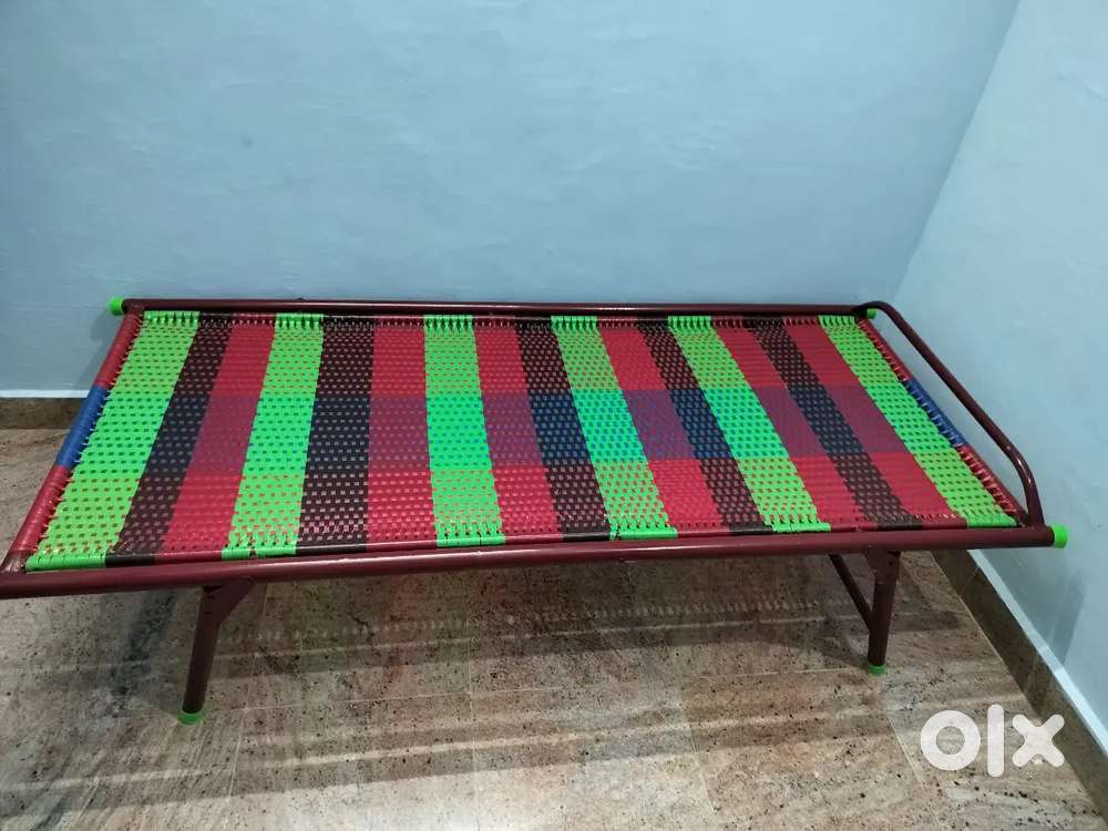 Sturdy Metal Single Bed for Sale – Hardly Used in Great