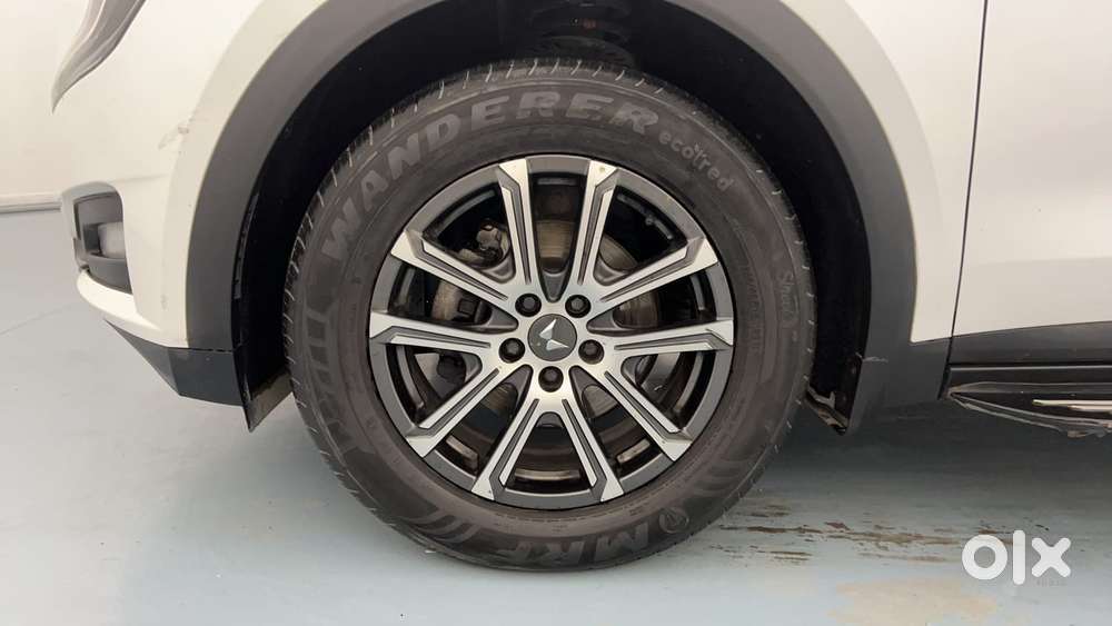 Mahindra Xuv700 2.0 Ax 7 Petrol Mt Str, 2022, Petrol