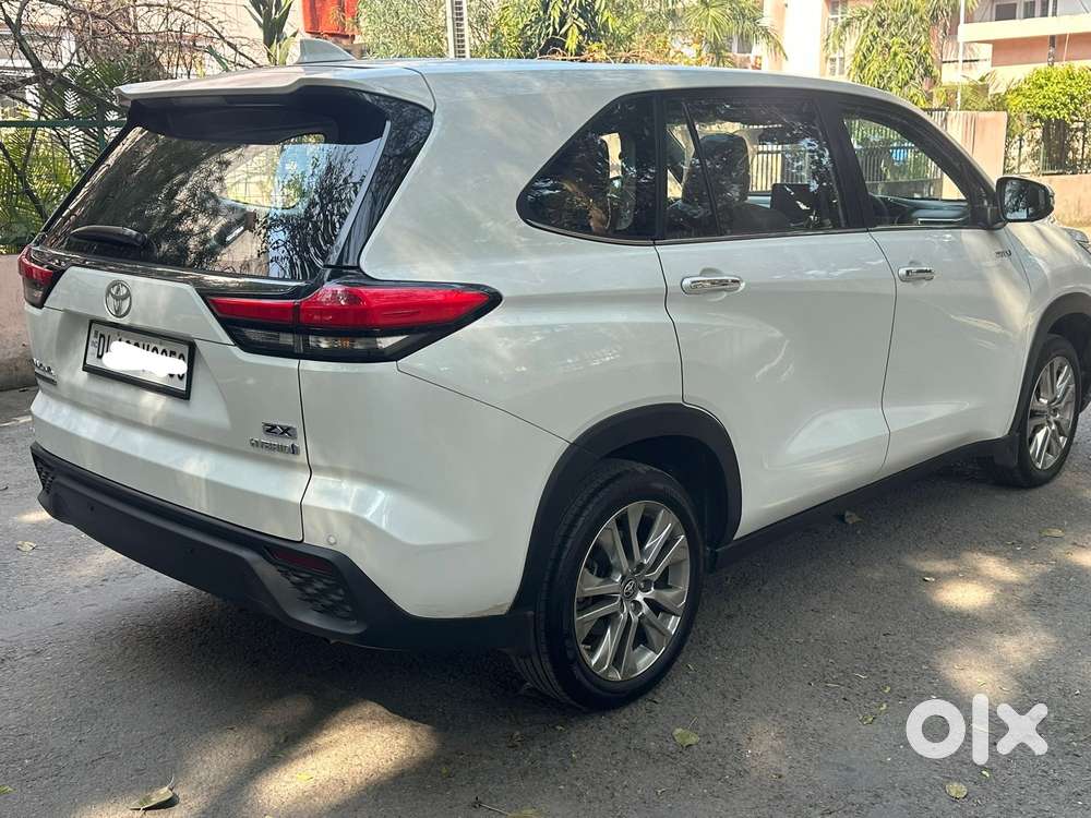 Toyota Innova Hycross