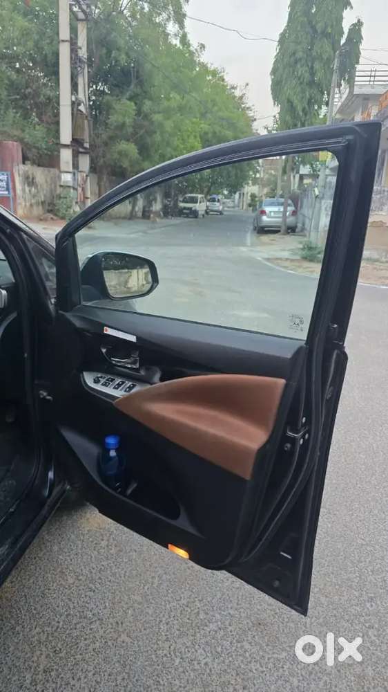 Innova Crysta Captain Seat 2.4 Z (at)