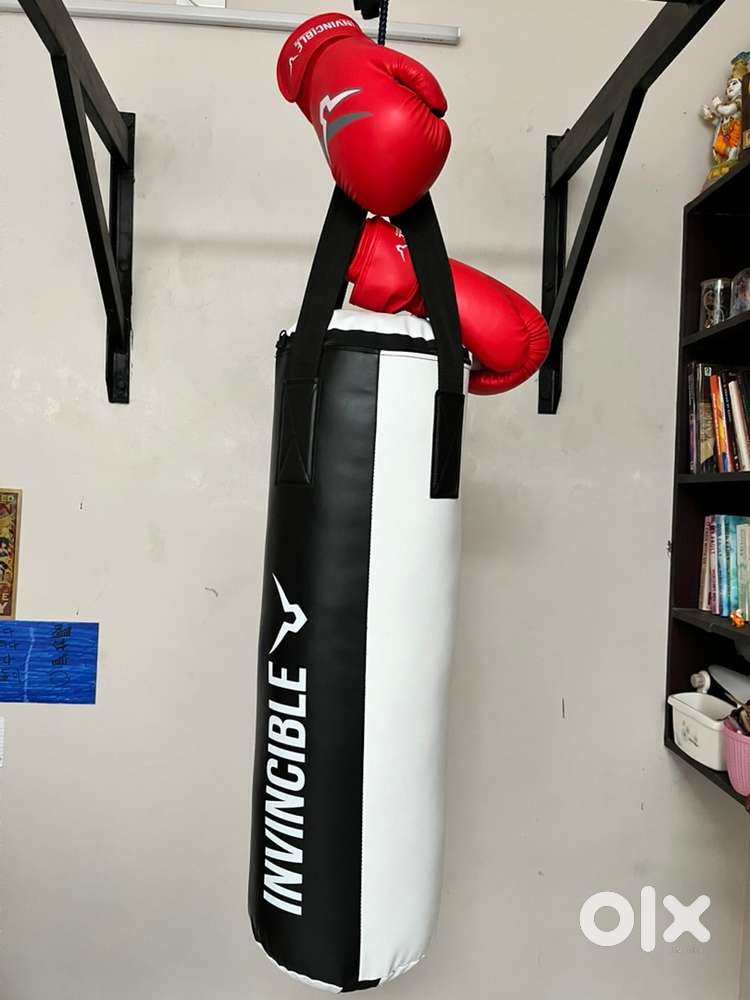 Boxing bag , and boxing kit