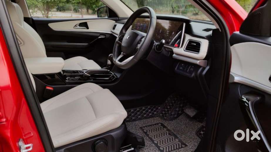 Mahindra Xuv700 2.0 Ax 7 Petrol At Str, 2022, Petrol