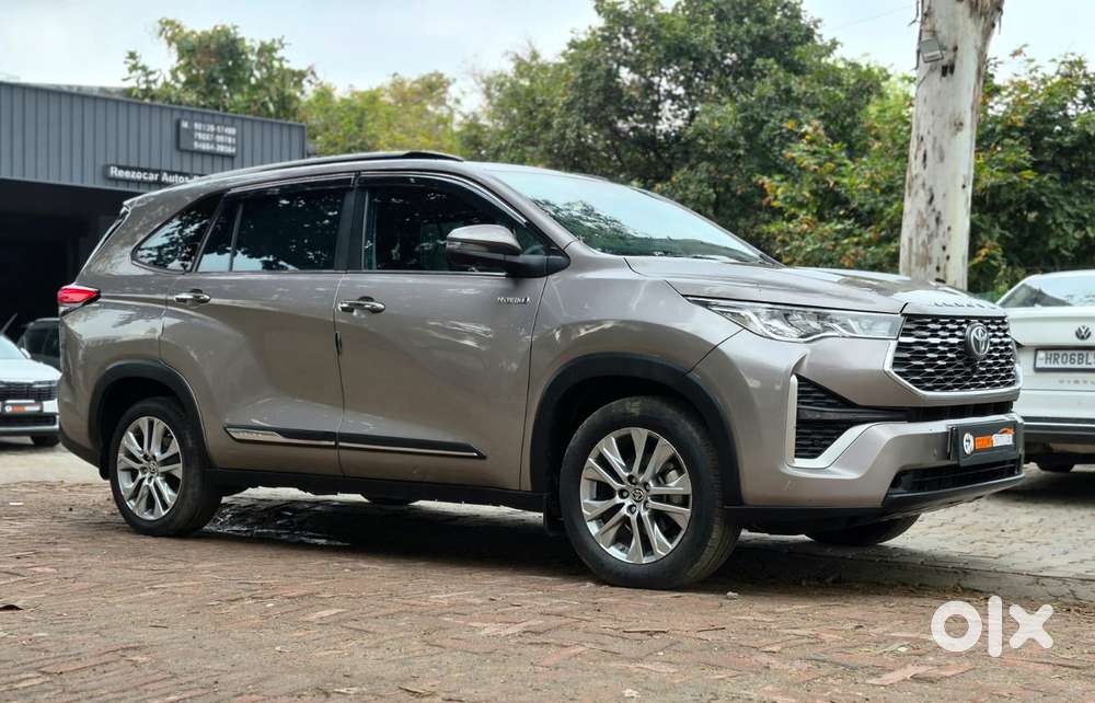 Toyota Innova Hycross