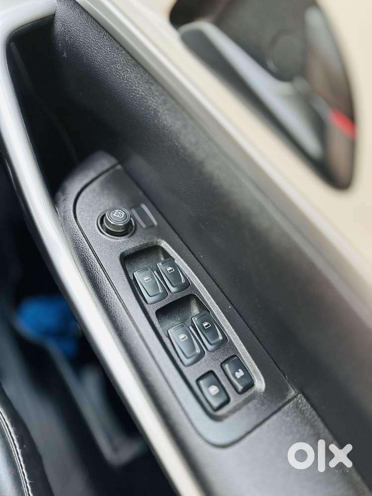 Mahindra Xuv700 2.0 Mx Petrol Mt 5 Str, 2023, Petrol