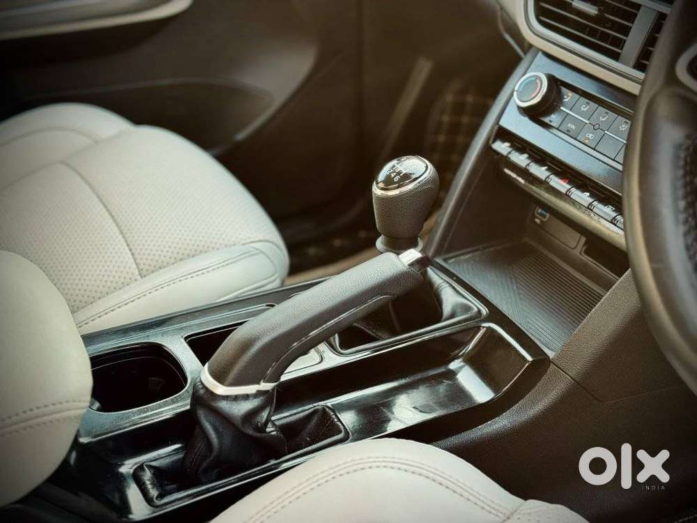 Mahindra Xuv700 2.0 Mx Petrol Mt 5 Str, 2024, Petrol