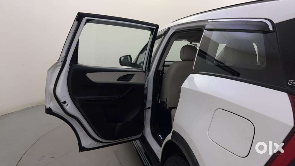 Mahindra Xuv700 2.0 Ax 5 Petrol Mt 7 Str, 2023, Petrol