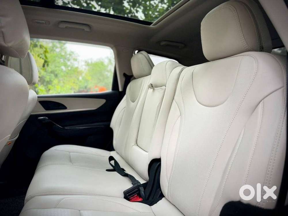 Mahindra Xuv700 2.0 Ax 5 Petrol Mt 7 Str, 2024