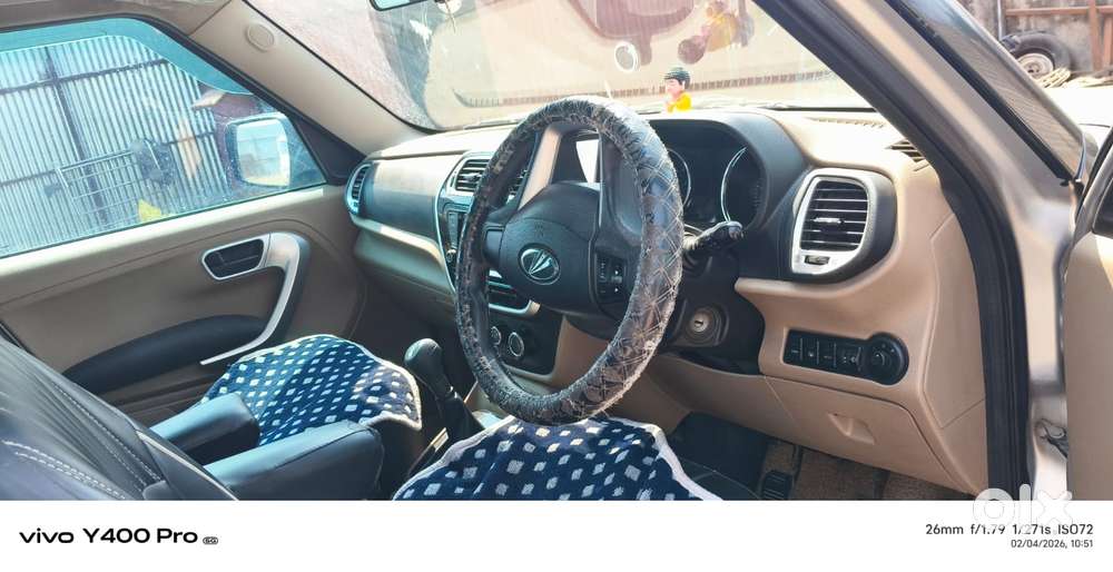 Mahindra Tuv 300 T10 Dual Tone, 2017