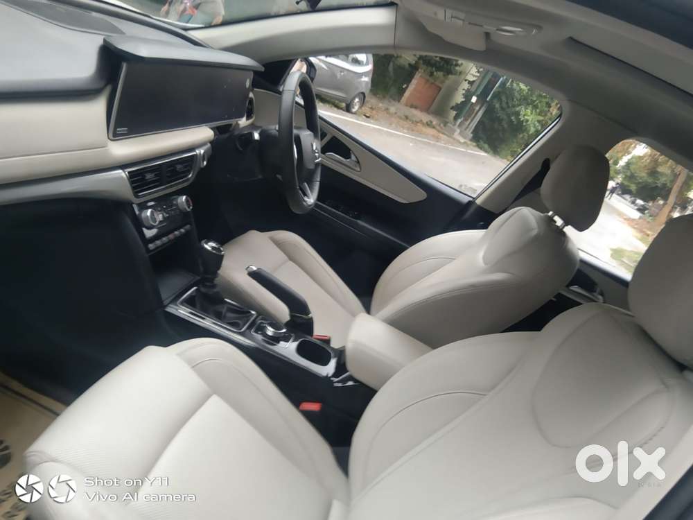 Mahindra Xuv700 2.0 Ax 7 Petrol Mt Str, 2025, Petrol