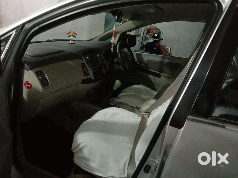 Innova 2.5 V 8 Seater