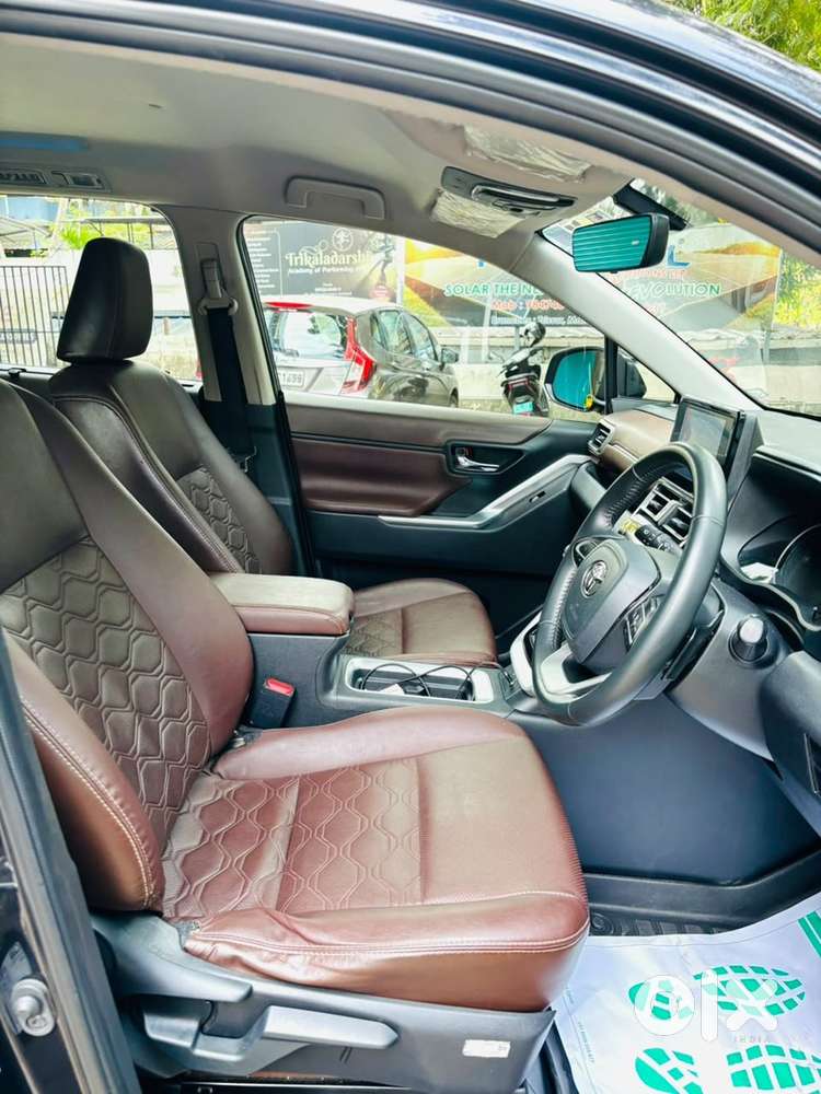 2024 Toyota Innova Hycross Vx | 71,000 Km | Sparkling Black |
