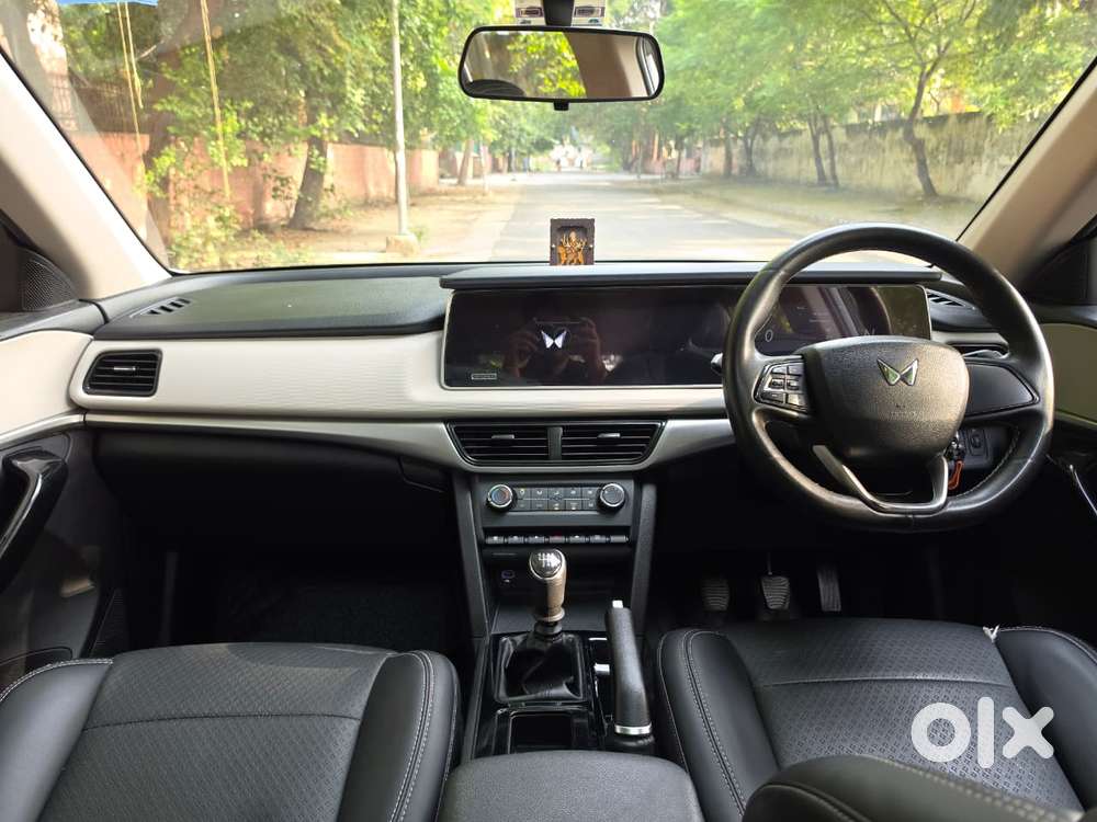Mahindra Xuv700 2.0 Ax 5 Petrol Mt 7 Str, 2022, Petrol