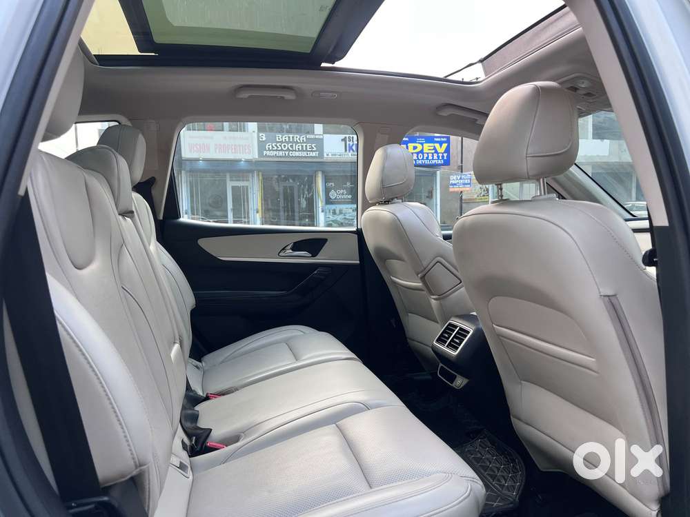 Mahindra Xuv700 2.0 Ax 7 Petrol Mt Str, 2023, Petrol