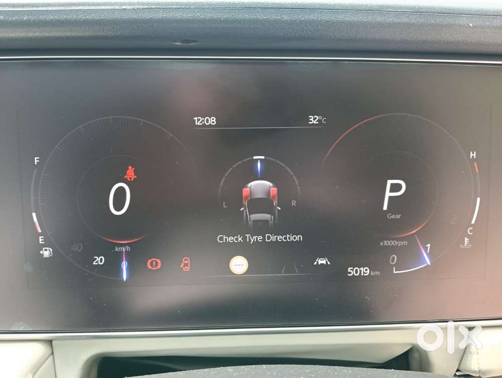 Mahindra Xuv700 2.0 Ax 7 Petrol At Str, 2025, Petrol
