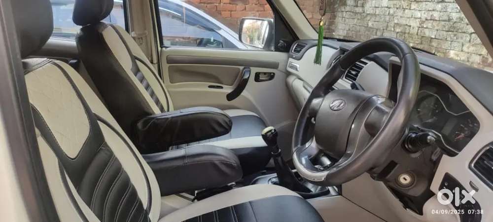 Mahindra Scorpio  S6 2015