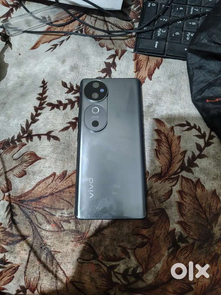 Vivo V40 5G (8GB RAM + 128GB Storage)